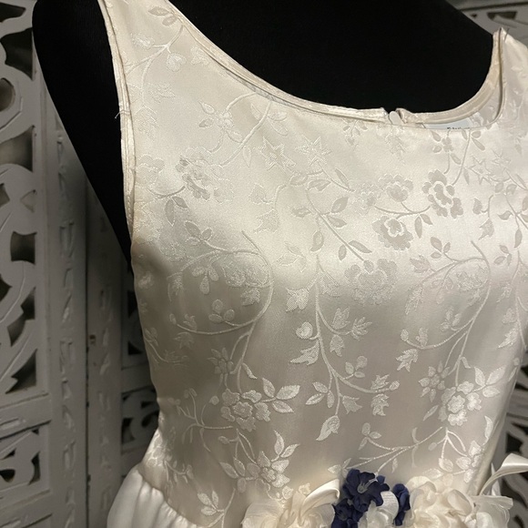 👗HOST PICK👗 GIRLS RARE EDITIONS IVORY & WHITE SLEEVELESS FLOWER GIRLS DRESS - Picture 2 of 9